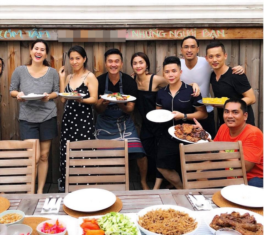 Tăng Thanh Hà đã gây sốc khi để lộ thân hình gầy gò, xương quai xanh chìa ra trong những bức hình đi hẹn hò ăn uống ngày cuối tuần cùng chồng được bạn bè chia sẻ vào 9/7.