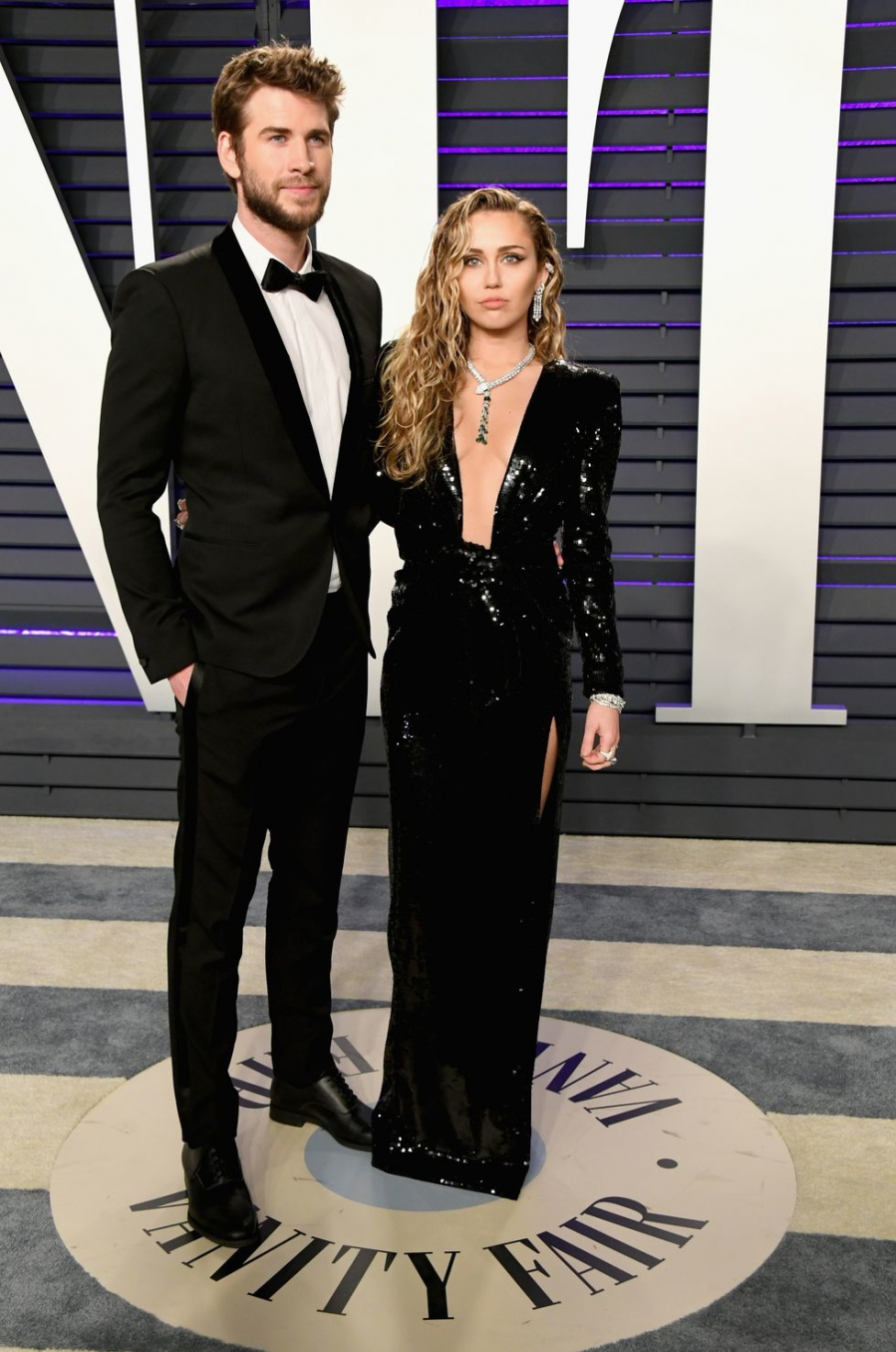 Miley Cyrus nổi bật với chiếc đầm dạ hội đen tuyền đính kim sa lấp lánh thì Liam Hemsworth phong độ ngời ngời trong bộ tuxedo bảnh bao, gọn gàng.