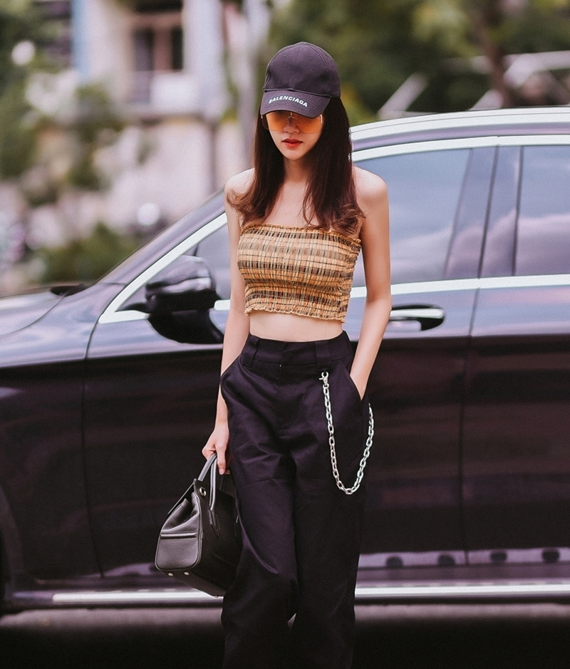 Tất cả màu sắc trong bộ sưu tập của nhà mốt Balenciaga dường như đã nằm trong tủ đồ của Hương Giang.