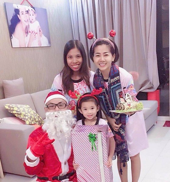 Chỉ với một chiếc bánh kem nhỏ và quà tặng từ ông già Noel, hai mẹ con Mai Phương đã đón một Giáng sinh vô cùng ấm áp, ngọt ngào bên nhau