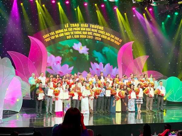 NSƯT Trịnh Kim Chi vinh dự đứng trên sân khấu nhận giải thưởng