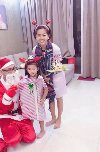 Trên trang cá nhân, Mai Phương đã có những chia sẻ về hình ảnh vui vẻ của hai mẹ con đón Giáng sinh tại nhà