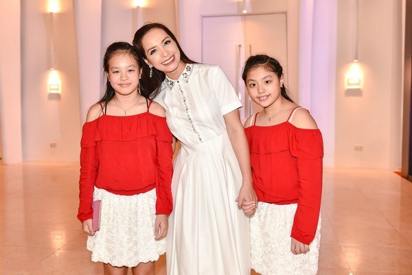 Người mẫu Thuý Hạnh đưa hai con gái đi xem thời trang