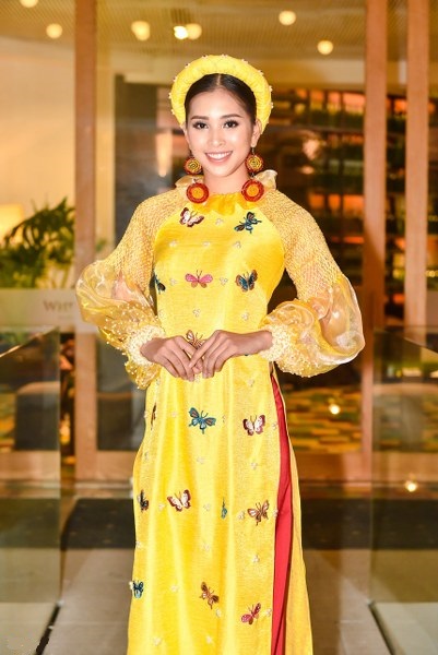Hoa hậu Tiểu Vy nền nã với áo dài truyền thống mang tông màu vàng rực rỡ. Không đạt thành tích cao ở đấu trường nhan sắc này nhưng quá trình tập luyện chuyên nghiệp giúp cô tự tin hơn