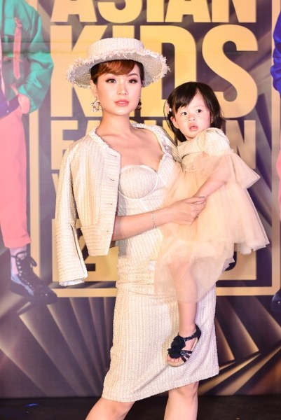Á hậu Diễm Trang và con gái Julia diện đồ ton sur ton đến chúc mừng chương trình. Người đẹp trở lại diễn catwalk, MC sau khi con gái cứng cáp