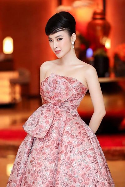 Phong cách cổ điển dễ khiến phái đẹp trở nên 'chững tuổi' vì thế Angela Phương Trinh đã khéo léo chọn lựa cách làm tóc, trang phục và lối trang điểm phù hợp khi theo đuổi mốt này. 