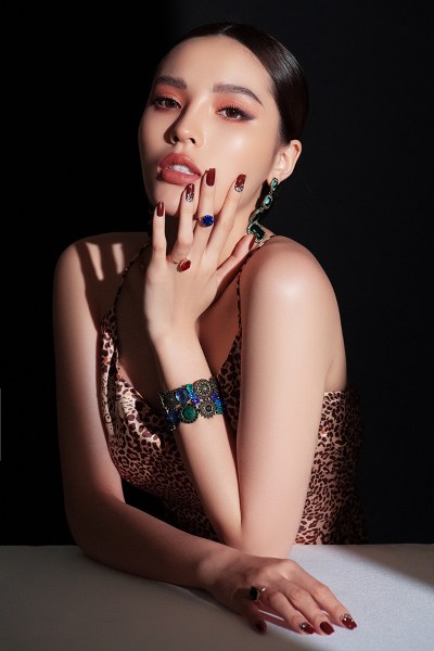 Nhân dịp năm mới, Hoa hậu Việt Nam 2014 tư vấn 5 màu móng phù hợp làm đẹp đi chơi Tết.