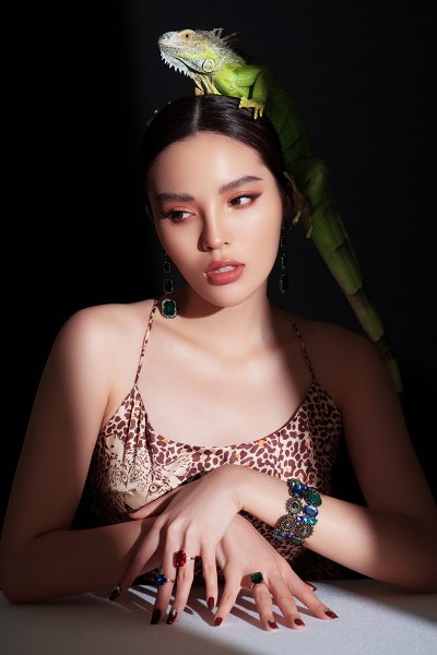Gam màu đỏ và kiểu móng đính đá được nhiều người ưa chuộng. Kỳ Duyên phối cùng phụ kiện nhẫn, vòng tay, bông tai hài hòa.