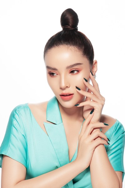 Màu xanh ngọc bích tôn vẻ kiêu sa cho mỹ nhân quê Nam Định.
