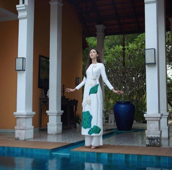 Từng bày tỏ tình yêu áo dài, Minh Tú cho biết cô luôn muốn lan tỏa và tôn vinh vẻ đẹp của người phụ nữ Việt Nam trong chiếc áo dài truyền thống. Là một chân dài cá tính nên mỗi khi diện áo dài fan như đứng ngồi không yên vì hình ảnh quá đỗi lạ lẫm