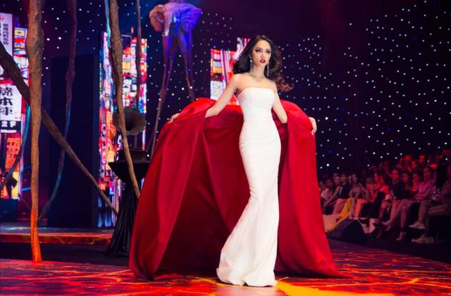 Màn catwalk xuất sắc nhất năm 2018 của Hương Giang phải kể đến hình tượng cô đào bốc lửa trong show 