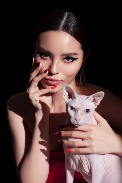Kỳ Duyên thích màu đỏ pha đen vì hai màu này tượng trưng cho sự sắc sảo, bí ẩn.