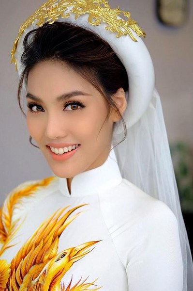 Nhan sắc rạng rỡ, cao sang của Lan Khuê luôn chứa đựng nét gì đó hoài niệm, cổ điển, từ tính cách đến phong cách của người đẹp đều toát lên hình ảnh người phụ nữ Việt Nam nhu mì đoan trang.