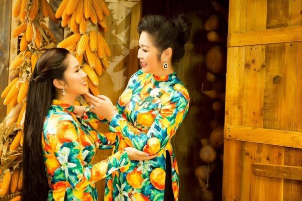 Hai mẹ con NSND Hồng Vân và diễn viên Lê Phương cực tình cảm trong bộ ảnh mới