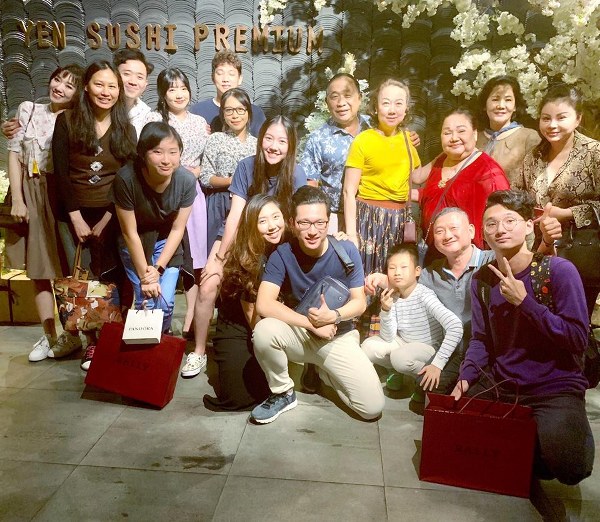 Đại gia đình Trấn Thành vui vẻ chụp ảnh bên nhau dịp đầu năm.