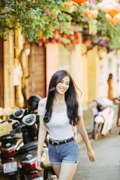 Chưa cần đến váy ngắn đầm xẻ, Tiểu Vy chỉ diện áo croptop trễ vai, quần shorts rồi nhấn nhá đôi sneakers là đủ sức thu hút mọi ánh nhìn nhờ vẻ ngoài vừa quyến rũ đến