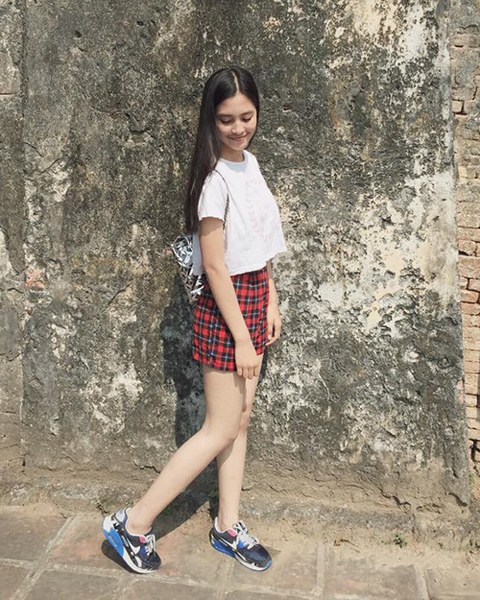 Từ thời còn đi học đến trước khi đăng quang, áo croptop đã là một trong những items ruột của Tiểu Vy, bên cạnh những chiếc áo sơ mi hay t-shirt trẻ trung.