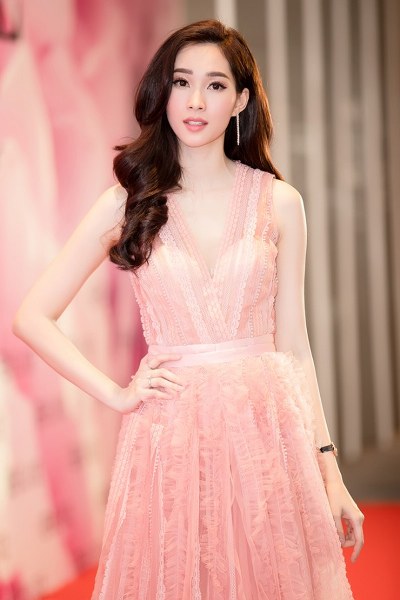 Hoa hậu Thu Thảo và những kiểu váy gợi cảm nhất 2015