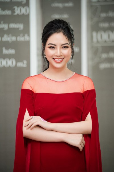 Hoa hậu Ngọc Anh quyến rũ với váy đỏ