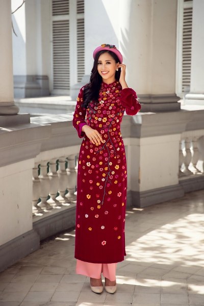 Hoa hậu Tiểu Vy diện áo dài đỏ rực rỡ, đính kết hoa nhí sang trọng.
