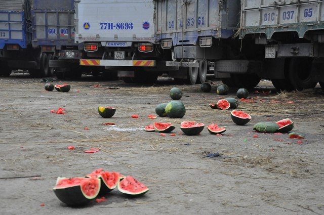 Hàng nghìn xe dưa hấu xếp hàng lay lắt ở cửa khẩu Tân Thanh - Ảnh 5