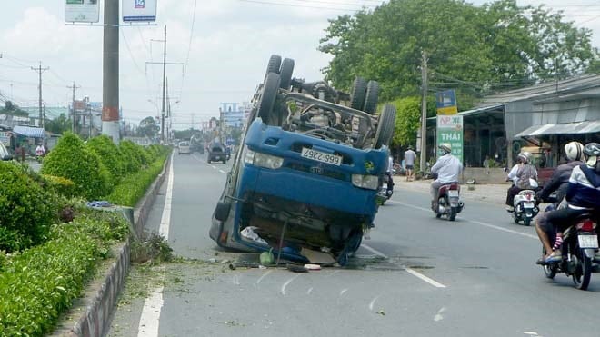 xe tải nổ lốp