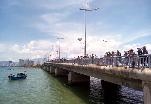 Nhiều người hiếu kỳ tập trung trên cầu Trần Phú