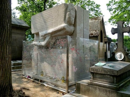ngôi mộ nghìn nụ hôn ở Paris