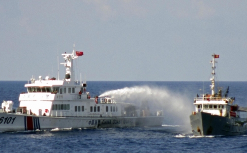 Báo nước ngoài theo tàu chấp pháp Việt Nam ra biển Đông - Ảnh 2