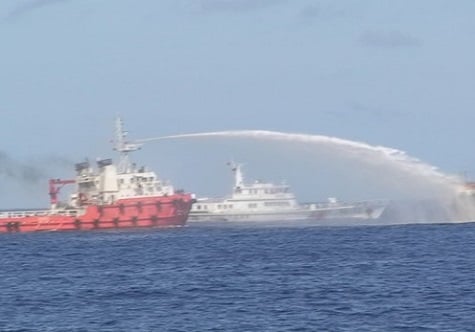 Tàu Trung Quốc phun vòi rồng vào tàu Việt Nam