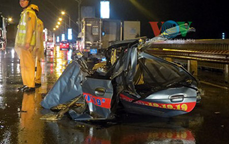Chiếc taxi bẹp dúm, hai người chết sau vụ tai nạn trên cầu Thăng Long