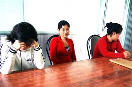 Nguyễn Thị Chính cùng hai em ruột tại Cơ quan điều tra