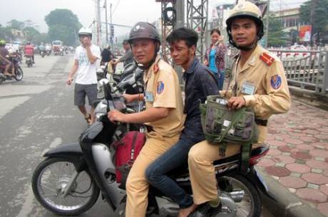 Cảnh sát giao thông áp giải tên cướp 
