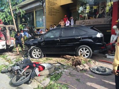 Nhiều người hiếu kỳ vây quanh vụ tai nạn gây ùn tắc giao thông 