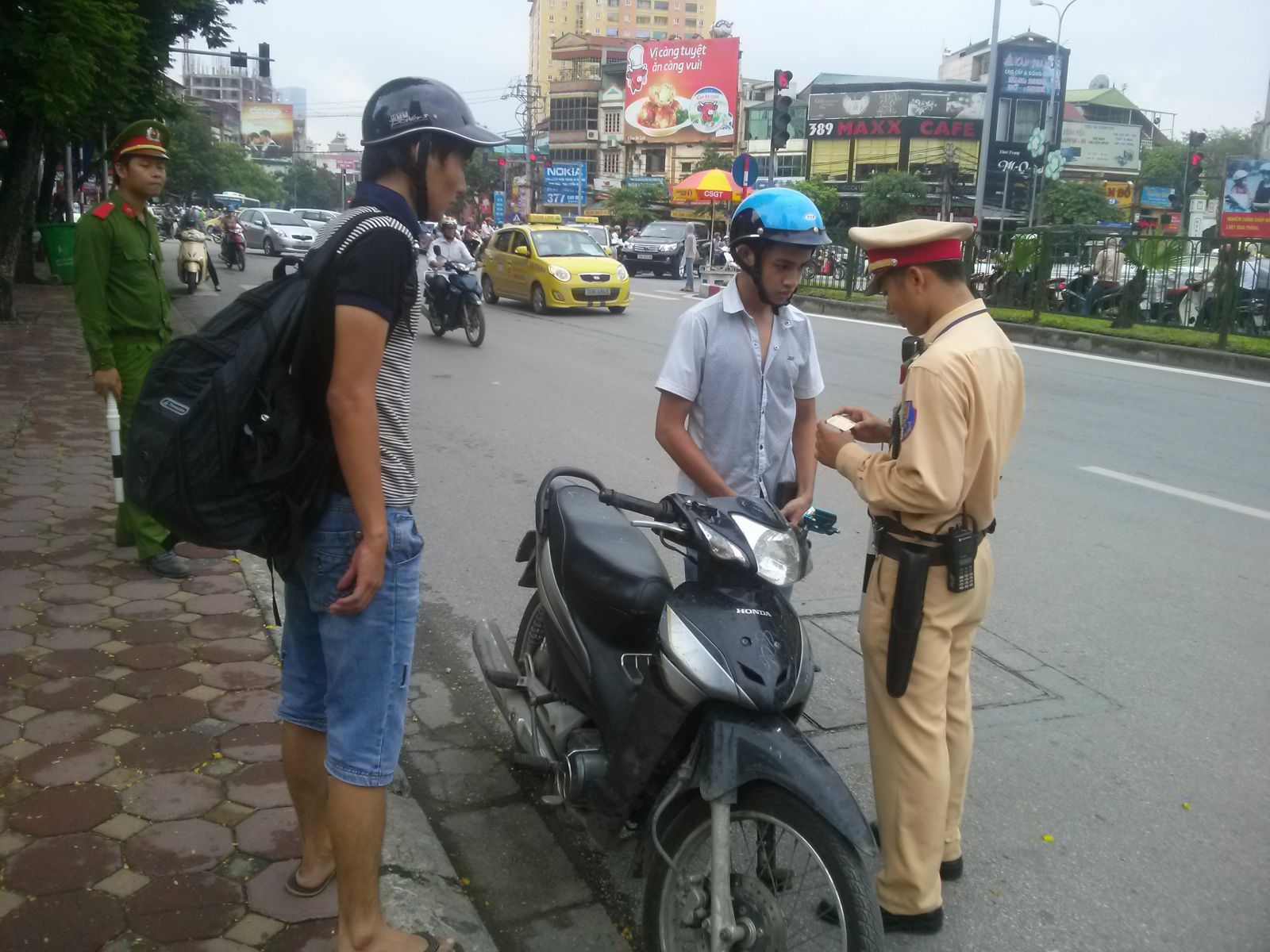 xử phạt mũ bảo hiểm rởm