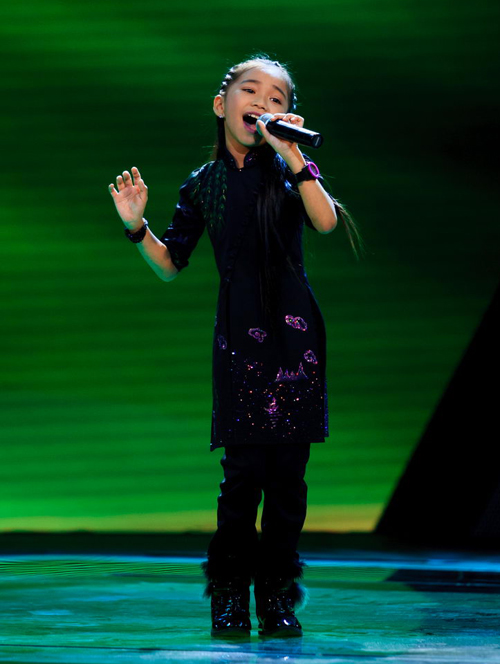 Cô bé Lê Thiên Wendy 9 tuổi duyên dáng thể hiện ca khúc 