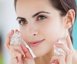 Dùng đá làm từ nước gạo hay nước trà đều có tác dụng dưỡng da rất tốt.