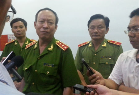 Thượng tướng Lê Quý Vương trao đổi với PV
