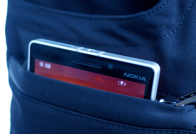 từng xuất hiện những hình ảnh cho rằng iPhone 5 còn bị cong vênh khi bỏ vào trong túi quần