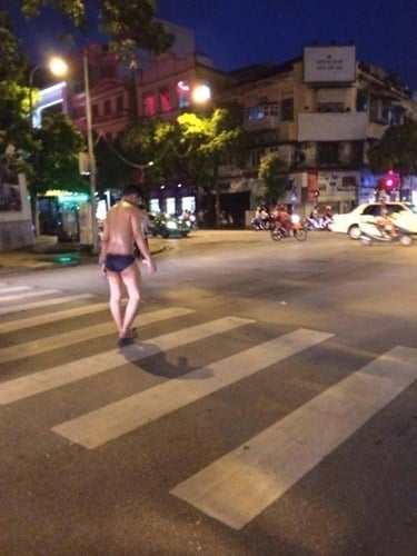 thanh niên nude giữa đường
