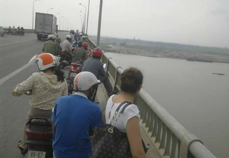 Hiện trường nơi nạn nhân Lê Thị Thanh Huyền bị ném xuống sông Hồng