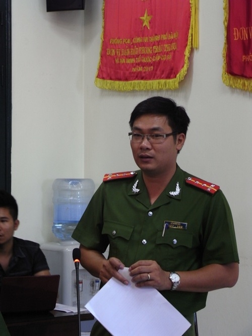 Đồng chí Lê Minh Hải trao đổi trong buổi họp báo
