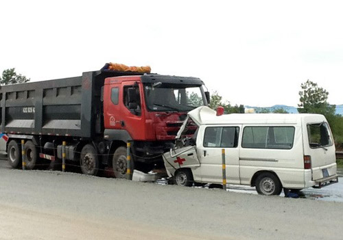 Quảng Trị: Xe cứu thương đâm ôtô tải, 5 người thương vong