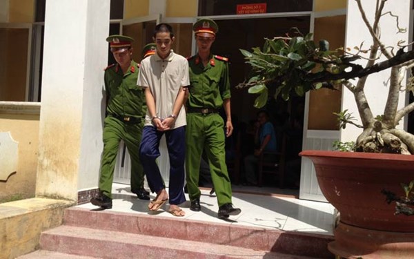 Bị cáo Nguyễn Hải Phong bị Công an giải đi 