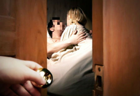 Bắt quả tang vợ vào phòng trọ với công an xã (ảnh minh họa)