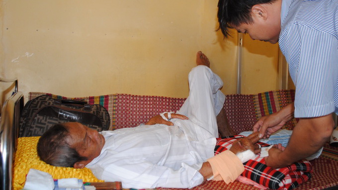 Cụ ông Nguyễn Văn Lẫm điều trị tại bệnh viện do bị con trai đánh