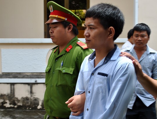 Bị cáo Lê Hàng Văn Tâm bị Công an giải đi sau khi bị tuyên phạt 5 năm tù