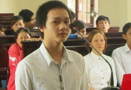 Bị cáo nhí Lê Hoài Công tại phiên tòa xét xử