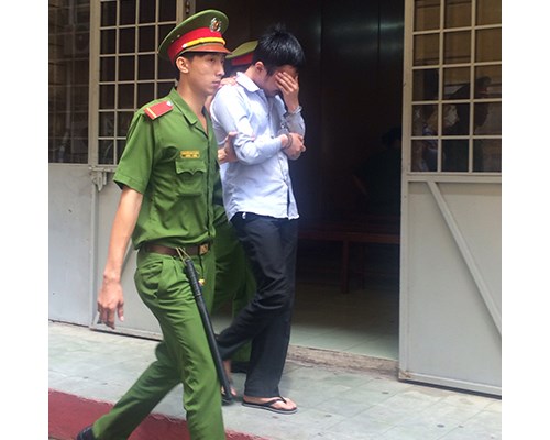 Bị cáo Hoàng Tuấn Kiệt bị giải đi sau lĩnh án.  