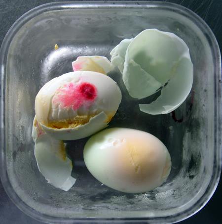 trứng vịt màu đỏ